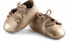 Chaussures dorées pour poupée -