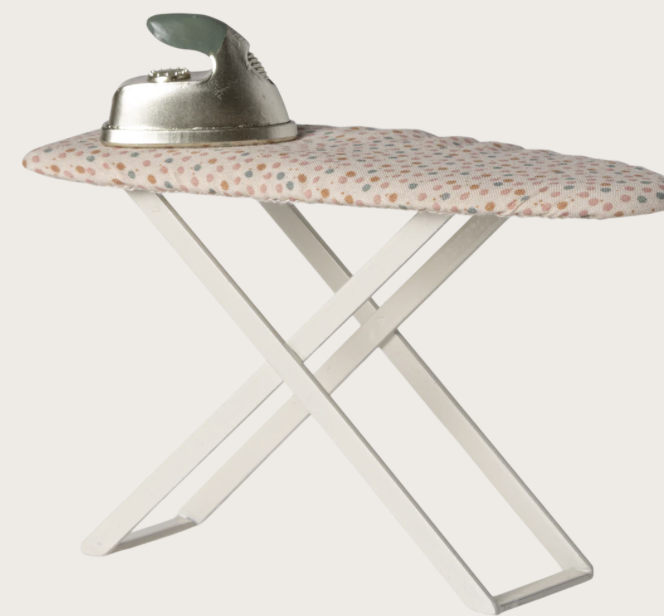 Table et fer à repasser, souris