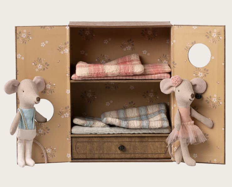 Studio de danse avec petite soeur et petit frère, Souris