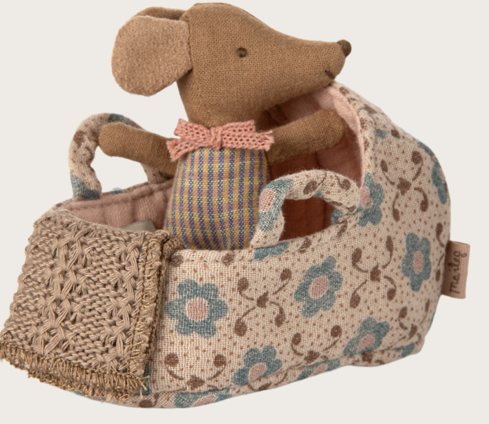 Bébé souris dans son couffin - Rose
